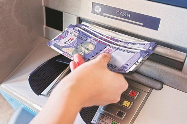 Read more about the article बैंक ग्राहकों को झटका, अब ATM से कैश निकालना हुआ महंगा- देखिए अब कितना देना होगा चार्ज