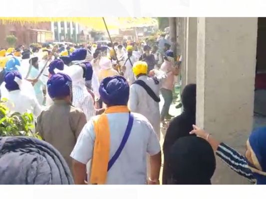 Read more about the article SGPC की टास्क फोर्स और सिख संगठनों में टकराव, पत्रकारों के साथ बदसलूकी, चली लाठियां व तलवारें, कई घायल
