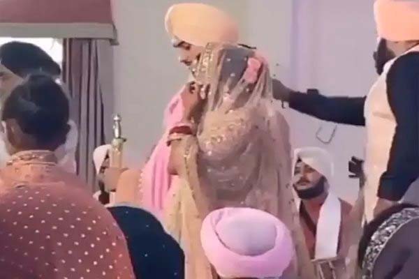 You are currently viewing #NehuPreet Wedding: शादी के बंधन में बंधी नेहा कक्कड़, रोहनप्रीत संग गुरुद्वारे में रचाई शादी, देखें VIDEO
