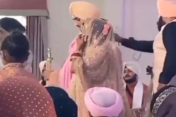 Read more about the article #NehuPreet Wedding: शादी के बंधन में बंधी नेहा कक्कड़, रोहनप्रीत संग गुरुद्वारे में रचाई शादी, देखें VIDEO