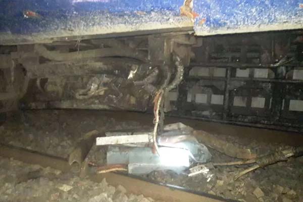 Read more about the article गोरखपुर-कोलकाता पूजा स्पेशल ट्रेन के दो डिब्बे पटरी से उतरे, बड़ा हादसा होने से टला