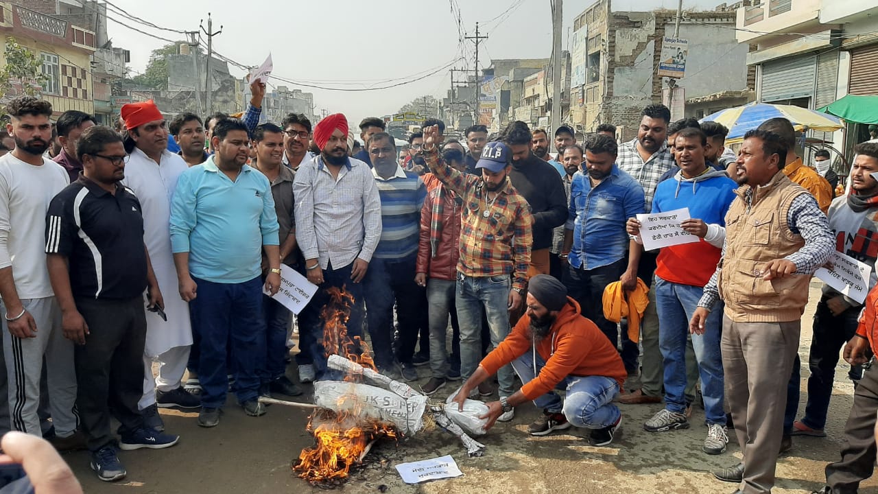 You are currently viewing ਬੇਗਮਪੁਰਾ ਟਾਈਗਰ ਫੋਰਸ ਜਲੰਧਰ ਯੂਨਿਟ ਵੱਲੋ ਆਦਮਪੁਰ ਬੱਸ ਅੱਡੇ ਵਿੱਚ ਫੂਕਿਆ ਗਿਆ ਮੋਦੀ ਸਰਕਾਰ ਦਾ ਪੁਤਲਾ