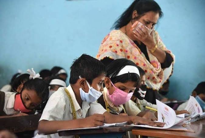 Read more about the article 8 स्‍कूलों के 80 बच्चों को हुआ कोरोना, प्रशासन में मचा हड़कंप. स्कूल बंद