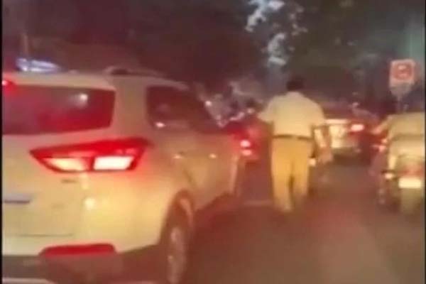 You are currently viewing ट्रैफिक में फंसी एम्बुलेंस को रास्ता दिलाने के लिए पुलिसकर्मी ने लगाई 1 KM से अधिक दौड़, देखें Viral Video