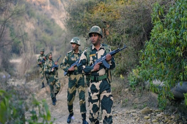 You are currently viewing पंजाब: अटारी बॉर्डर पर BSF ने मार गिराए 2 पाक घुसपैठिए- AK-47 समेत भारी मात्रा में हथियार बरामद