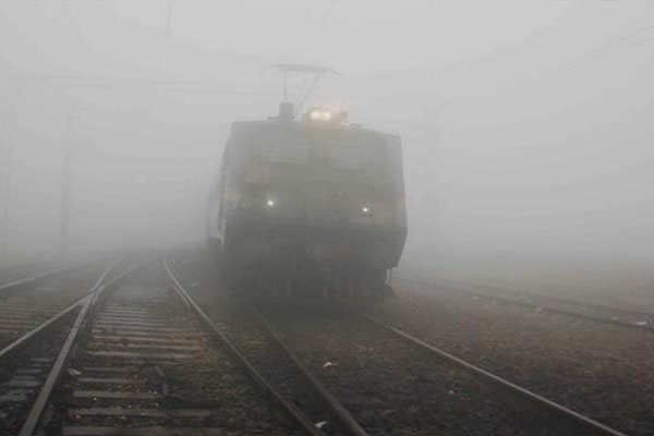 Read more about the article यात्रीगण ध्यान दें! कोहरे के कारण रेलवे ने रद्द की कई ट्रेनें, सफर करने से पहले देखें लिस्ट