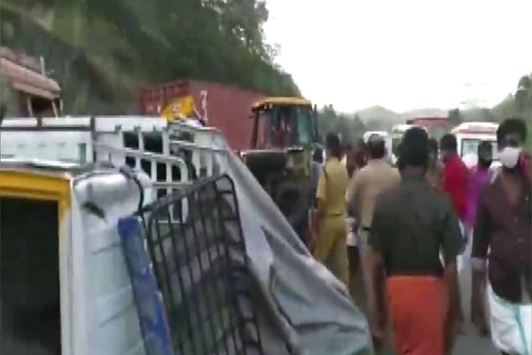 Read more about the article सुबह-सुबह भयानक हादसा, एक साथ 7 वाहन आपस में टकराए- 3 लोगों की मौत
