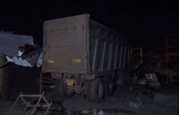 You are currently viewing गुजरात में दर्दनाक हादसा, सड़क किनारे सो रहे मज़दूरों को बेक़ाबू वाहन ने कुचला, 15 लोगों की मौत