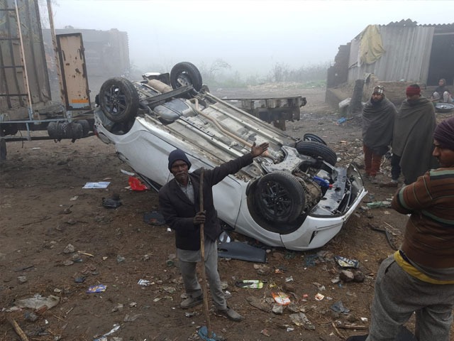You are currently viewing पंजाब में भयानक हादसा, तेज रफ्तार कार ने 15 वर्षीय युवक को रौंदा- संतुल्न बिगड़ने के बाद पलटा वाहन