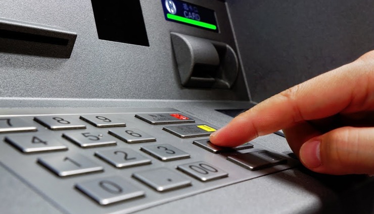 Read more about the article जब ATM उगलने लगा 5 गुना ज्‍यादा पैसा, निकालने के लिए लग गई लोगों की लंबी कतार
