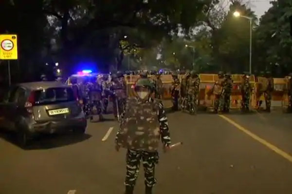 You are currently viewing दिल्ली में इजरायली दूतावास के पास विस्फोट, स्पेशल सेल जांच में जुटी- अलर्ट जारी