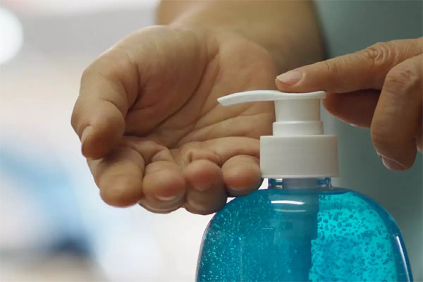 Read more about the article ध्यान दें! Hand Sanitizer का बच्चों की आंखों पर गहरा असर, जा सकती है रोशनी