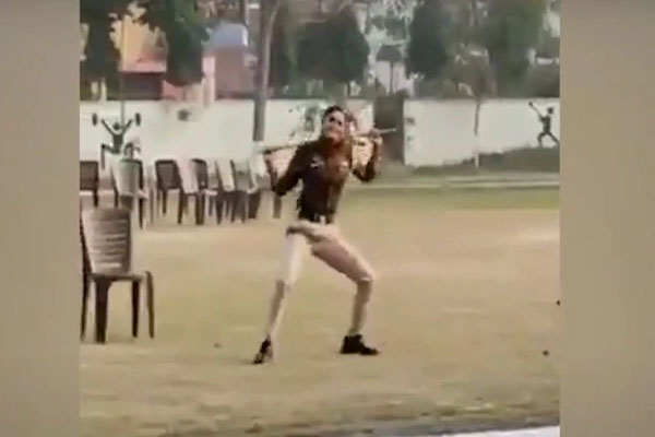You are currently viewing महिला पुलिसकर्मी ने ‘पंजाब पुलिस सरदारा दे’ गाने पर किया जबरदस्त भंगड़ा, Video देख आप भी हो जाएंगे फैन