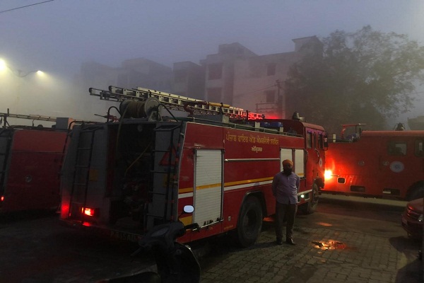 Read more about the article अमृतसर में बस अड्डे के सामने इमारत में लगी भयंकर आग, कई KM दूर तक दिखाई दी लपटें