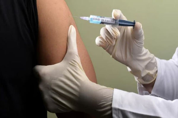 You are currently viewing टीकाकरण अभियान को लेकर हेल्थ एक्सपर्ट्स ने चेताया, कहा- ऐसे बढ़ेगा नए स्ट्रेन का खतरा