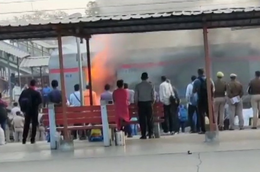 You are currently viewing फिर लगी शताब्दी एक्सप्रेस में भयानक आग, धू-धू कर जली बोगी
