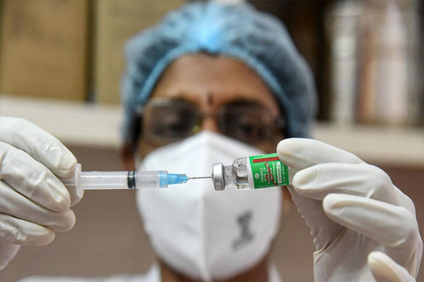 Read more about the article कोरोना टीकाकरण को लेकर HC की सख्त टिप्पणी, कहा- देश में टीका लग नहीं पा रहा, हम दान कर रहे हैं