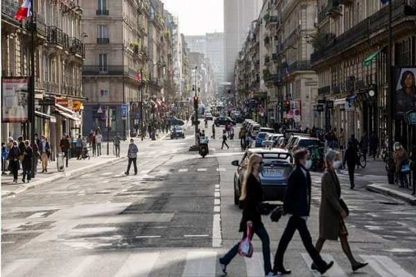 Read more about the article फ्रांस में कोरोना की तीसरी लहर, पेरिस समेत कई इलाकों में लगा एक महीने का Lockdown