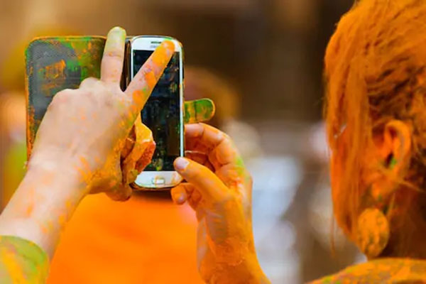 You are currently viewing Holi: फोन पर लगे रंग छुड़ाने के चक्कर में कही आप भी न कर बैठना ये गलती, जान लें ये जरूरी बात