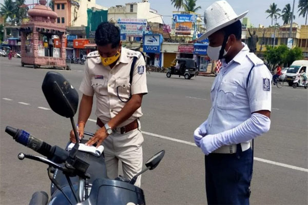 Read more about the article ऑन-ड्यूटी ट्रैफिक पुलिस कांस्टेबल ने नहीं पहना था मास्क, SP ने ठोका 2,000 रुपए का जुर्माना
