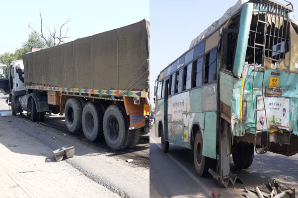 Read more about the article पंजाब रोडवेज की बस और ट्राले में जबरदस्त टक्कर, वाहन बुरी तरह क्षतिग्रस्त- कई यात्री घायल