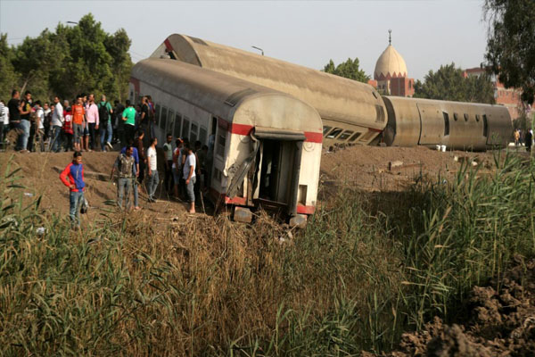 Read more about the article भयानक हादसाः ट्रेन के 8 डिब्बे पटरी से उतरे, मची चीख पुकार- 11 लोगों की मौत, 90 से ज्यादा घायल (देखें मौके की तस्वीरें)