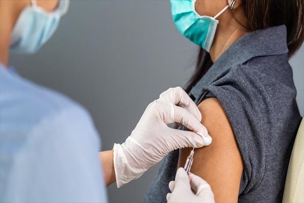 Read more about the article कोरोना वैक्सीन की दूसरी डोज लेने से पहले जरूर रखें इस बात का ध्यान, सरकार ने किया अलर्ट