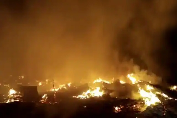 You are currently viewing भीषण आग में जलकर राख हुई 50 झुग्गियां, इलाके में हड़कंप- दो घंटे बाद पाया जा सका काबू
