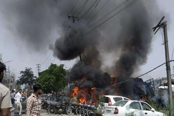 You are currently viewing लुधियाना में बस की टक्कर से ट्रैक्टर बिजली के खंभे से टकराया, थाना परिसर में खड़े वाहन जलकर राख