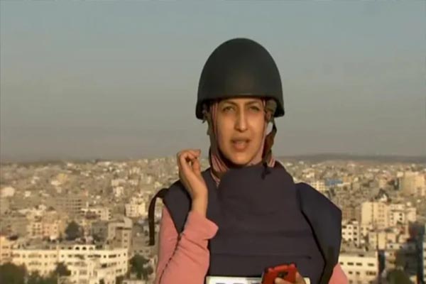 Read more about the article इस महिला पत्रकार के सामने ही गिरा रॉकेट, लेकिन बावजूद इसके जारी रखी Live Reporting- देखें दिल दहला देने वाला ये Video