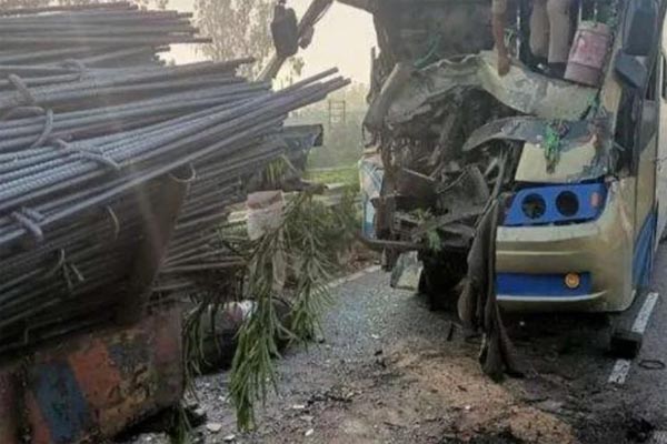 Read more about the article पंजाब में भयानक हादसा: सरिए से लदे ट्राले में जा घुसी बस, वाहन बुरी तरह क्षतिग्रस्त- चालक समेत दो की मौत