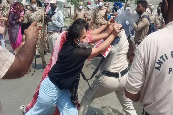 Read more about the article बेरोजगार शिक्षकों पर पंजाब पुलिस ने बरसाई लाठियां, महिलाओं को हिरासत में लिया गया
