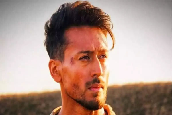 Read more about the article Tiger Shroff के खिलाफ मुंबई पुलिस ने दर्ज की FIR, जानें क्या है पूरा मामला