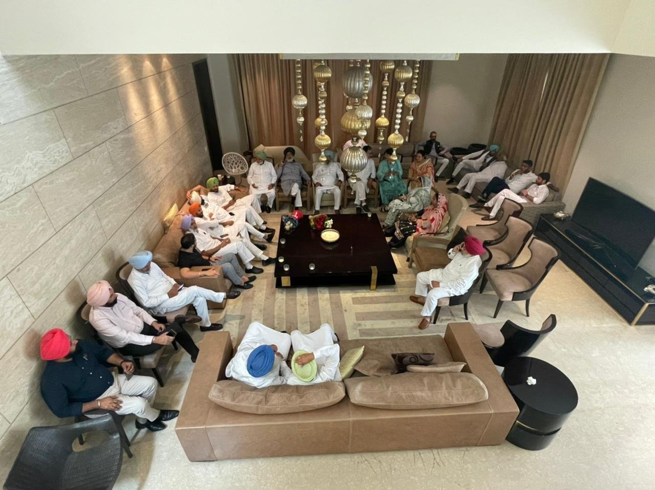 You are currently viewing सिद्धू के घर जश्न का माहौल, आवास पर पहुंचे कांग्रेस के 62 विधायक व मंत्री,  बोले – सिद्धू को नही मांगनी चाहिए माफी कैप्टन छोड़े अहंकार