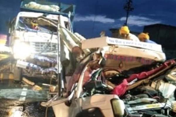 Read more about the article पंजाब में दो टिप्परों के बीच फंसी लकड़ी से भरी गाड़ी, खतरनाक हादसे में 3 युवकों की दर्दनाक मौत