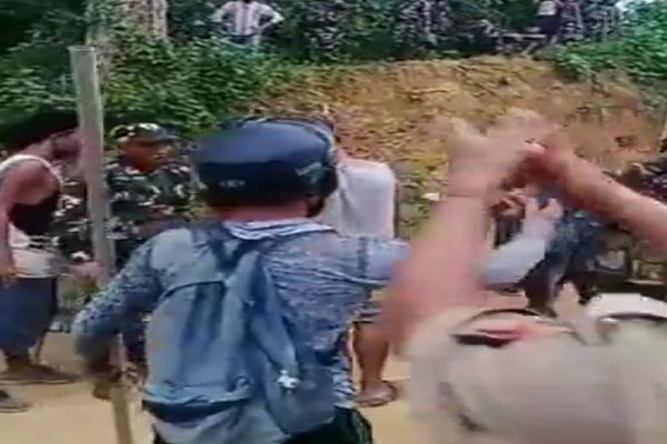You are currently viewing पुलिस कर्मचारियों के बीच खूनी संघर्ष, गोलीबारी में 6 जवान शहीद- 60 से ज्यादा घायल; CM ने पोस्ट किया VIDEO