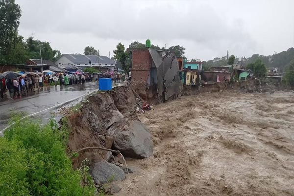 Read more about the article हिमाचल में बारिश-बाढ़ से भारी नुकसान, जनजीवन हुआ अस्त व्यक्त- तस्वीरों में देखें तबाही का मंजर