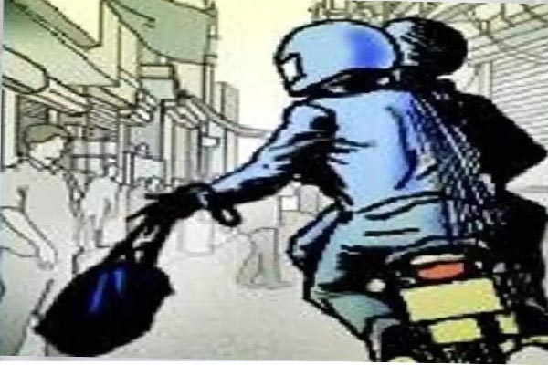Read more about the article सदर बाजार में दिनदहाड़े लूट, दुकान से बाइक सवार दो लुटेरे नोटों की मालाएं लेकर फुर्र- घटना CCTV में कैद