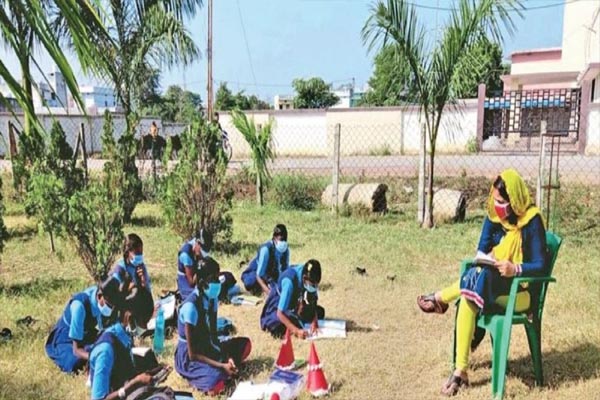 Read more about the article अनोखी पहल: कोरोना ने स्कूलों में लगवाया ताला तो अब बगीचों में क्लास ले रहे हैं शिक्षक