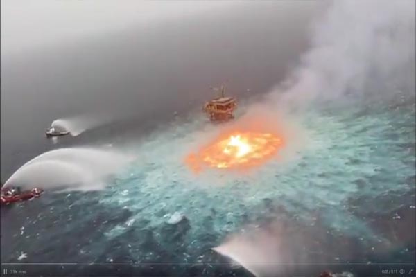 Read more about the article जब समुद्र के बीचो-बीच धधकने लगी आग, देखें सोशल मीडिया पर तेजी से वायरल हो रहा ये VIDEO