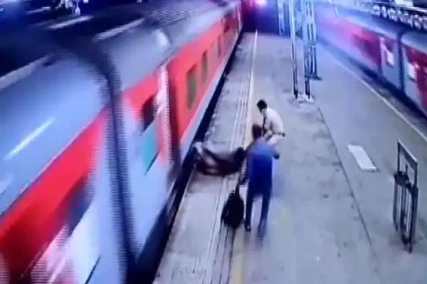 Read more about the article चलती ट्रेन से गिरा शख्स, RPF जवान ने ऐसे बचाई जान, देखें VIDEO