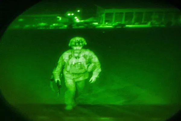 You are currently viewing अमेरिका ने डेडलाइन से पहले छोड़ा अफगानिस्तान, 20 साल के अमेरिकी मिशन का अंत- जश्न में तालिबान की हवाई फायरिंग