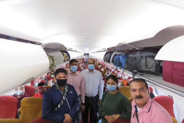 Read more about the article काबुल से 89 लोगों को लेकर भारत पहुंचा एयर इंडिया का विमान, फ्लाइट में लगे ‘भारत माता की जय’ के नारे- देखें VIDEO