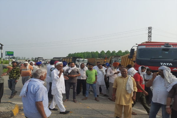 Read more about the article एक बार फिर तेज हुआ आंदोलन, लाठीचार्ज के विरोध में किसानों ने जाम किया टोल प्लाजा, वाहनों की लगी लंबी कतारें