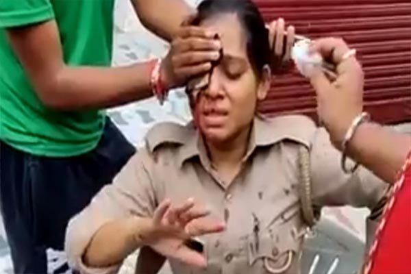 You are currently viewing ड्यूटी पर तैनात महिला सिपाही के सिर पर युवक ने रॉड मार किया लहूलुहान, देखें VIDEO
