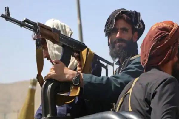 Read more about the article बिना सेना के तालिबान को पस्त कर रहा अमेरिका, जानें कैसे