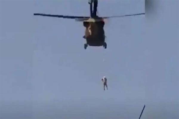 Read more about the article अमेरिकी सेना के मददगार को तालिबान ने दी खौफनाक सजा, हेलिकॉप्टर से शव लटकाकर शहर में घुमाया- देखें दिल दहला देने वाला ये Video