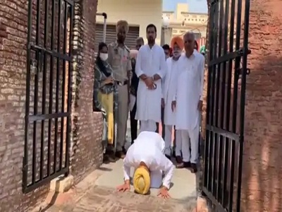 You are currently viewing शहीद-ए-आजम भगत सिंह के घर जमीन पर नतमस्तक हुए सीएम चन्नी, भावुक होकर विजटर बुक पर लिखी ये बड़ी बात