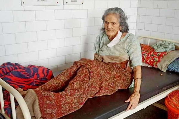Read more about the article पठानकोट: पीड़ित बुजुर्ग को अस्पताल मेें छोड़ भागा बेटा, मन में उम्मीद लिए मां को 5 महीने से इंतजार