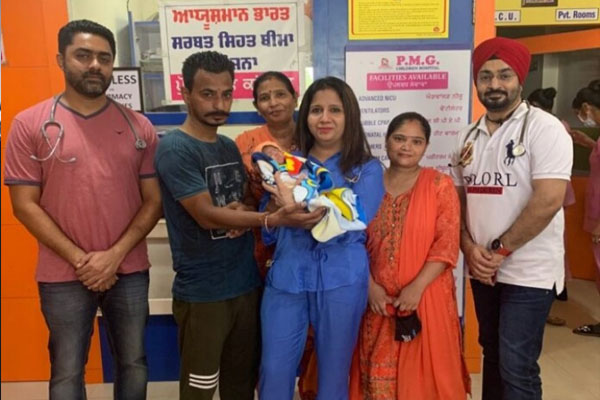 You are currently viewing PMG अस्पताल ने श्वास रोग से पीड़ित नवजात शिशु को दिया नया जीवन, माता-पिता ने जताया डॉ. सुरजीत कौर मदान व डॉ. हरबीर सिंह का आभार
